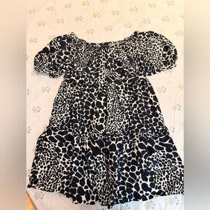 Black and White Print Dress with pockets missing sleeve buttons/ balloon sleeves